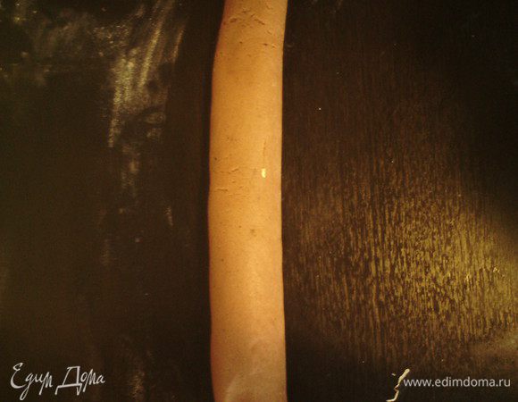 Скрутить в сардельку и поставить в холодильник на 10 мин.