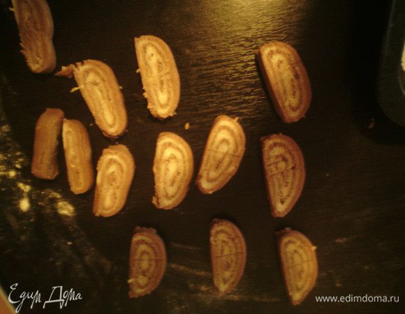 Нарезать дольки шириной 2- 2,5 см.
Выложить на противень, застеленный пекарской бумагой. Выпекать в заранее разогретой духовке 190* 8-10 мин (смотрите по вашей духовке). Остудить на решетке. 