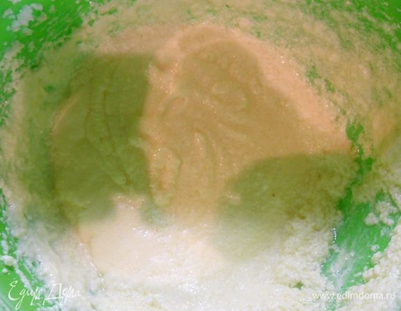 Взбить масло с сахаром, по одному ввести яйца, не переставая взбивать.