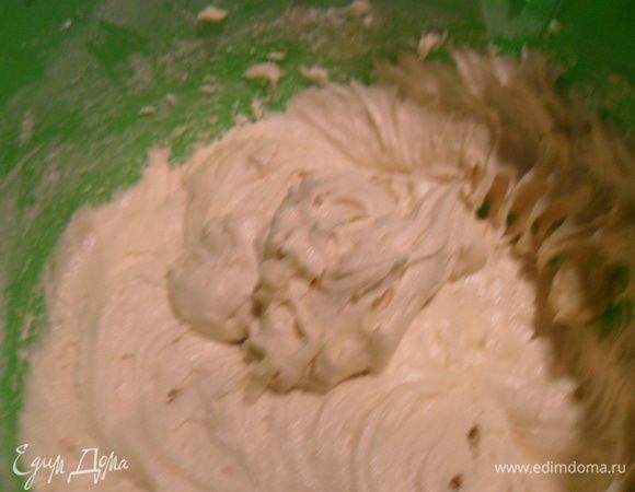 Добавить муку и хорошо перемешать.