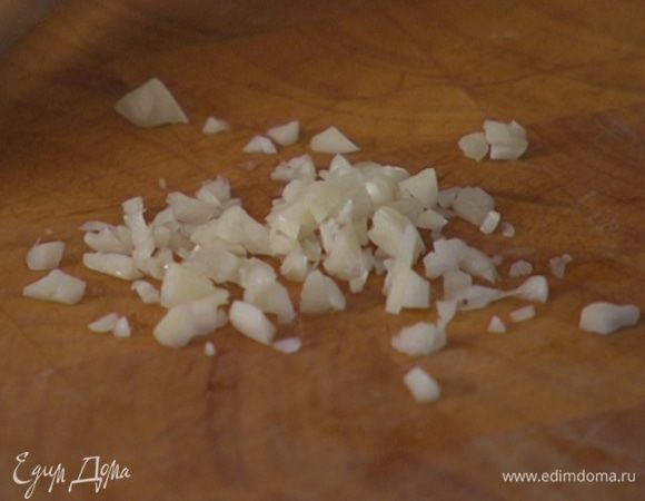 Чеснок почистить и мелко порубить.