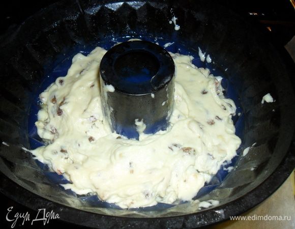 Выложить в смазанную форму.