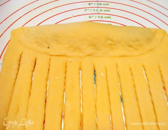 Завернуть и придавить края. Потом свернуть в колбаску.