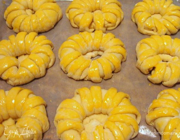 Выложить на противень, застеленный пекарской бумагой, смазать желтком.