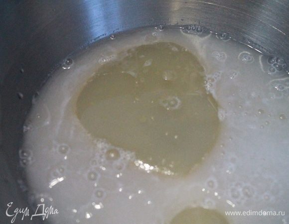 В теплую воду добавить дрожжи, перемешать. Добавить соль, сахар и оливковое масло.