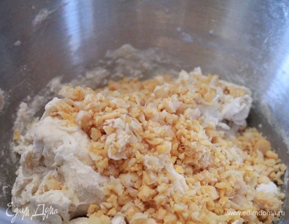 В ступке растолочь зиру. Всыпать в воду с дрожжами зиру и добавить муку.
Вымесить тесто и добавить нут.