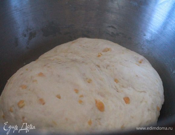 Ещё раз хорошенько вымесить тесто. Накрыть влажным полотенцем и поставить на час в тёплое место. 
Через час тесто ещё раз вымесить, накрыть полотенцем и на 30 минут поставить в тепло.