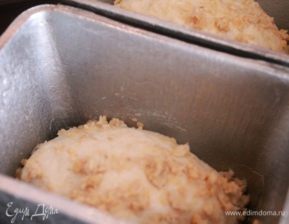 Когда наше тесто опять подошло, раскладываем его по формам. У меня две маленькие в форме кирпичика. Можно смазать верхушку желтком с молоком и присыпать растолченным нутом. Ставим в тёплое место на 20-30 минут.