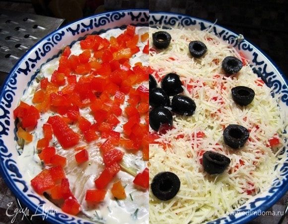 Верх посыпаем рубленой паприкой и тертым сыром. Можно украсить маслинами. Закрываем верх фольгой и ставим в духовку на 35-40 минут. Через 20 минут фольгу снимаем и допекаем до готовности без нее.