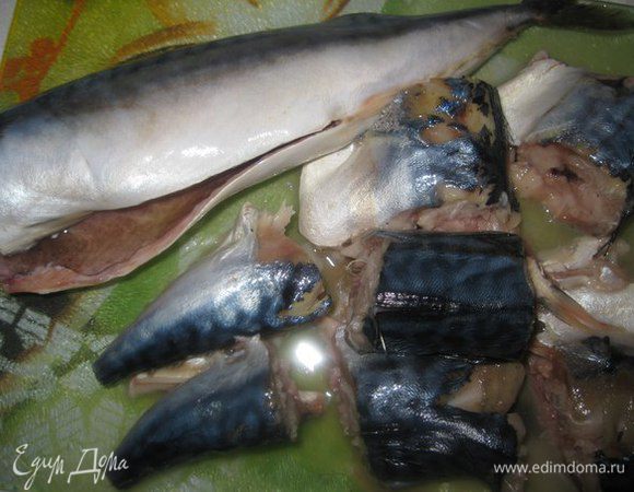 Моем и чистим рыбу. Можно ее порезать, можно целую оставить (если Вы собираетесь ее долго хранить).