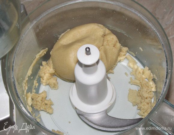 Последнее время песочное тесто я делаю с помощью кухонного процессора. Это очень удобно. За основу взяла рецепт Ирины burro.salvia http://www.edimdoma.ru/retsepty/66160-tart-s-limonnym-kremom-i-fistashkami
В чаше процессора смешать муку, сахар, соль, одно яйцо, один желток и сливочное масло комнатной температуры. Включить процессор на несколько секунд и замесить тесто. В холодильник тесто убирать не надо.