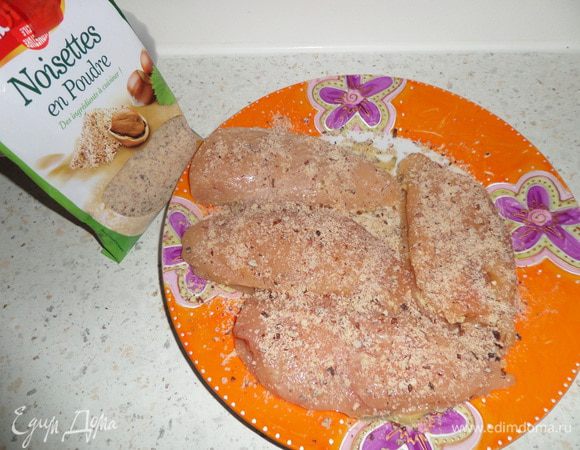 Складываем две половинки. 
Обваливаем в молотом фундуке.
Разогреть сковороду. Выложить филе, обжарить с одной стороны, не убавляя огня.
Перевернуть, убавить огонь и накрыть крышкой.
Время приготовления 12 минут, не больше.
Филе получается сочным и ароматным.
На гарнир можно подать картофельное пюре с маслом фундука.