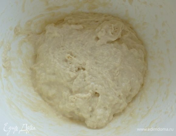 Готовим опару. Дрожжи распустить в теплой воде. Добавить просеянную муку и перемешать все до однородности. Накрыть миску полотенцем и оставить бродить на 3 часа.