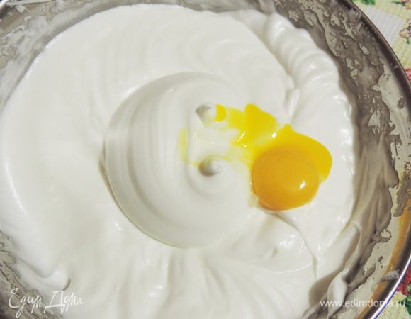Затем по одному добавляем желтки (4 шт), каждый раз взбивая до полной однородности.