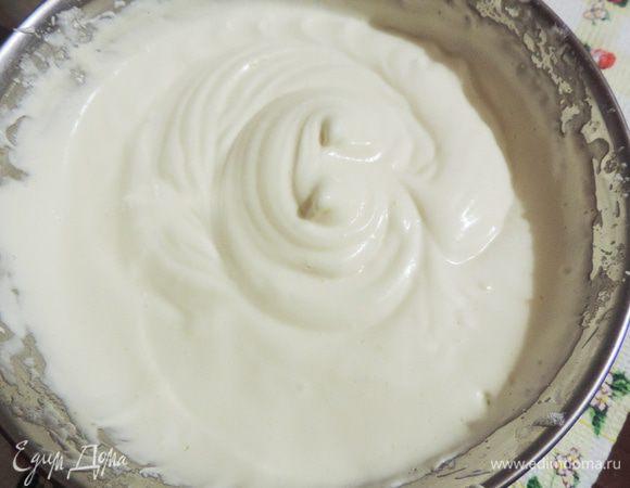 Получаем очень воздушную и густую светлую массу.