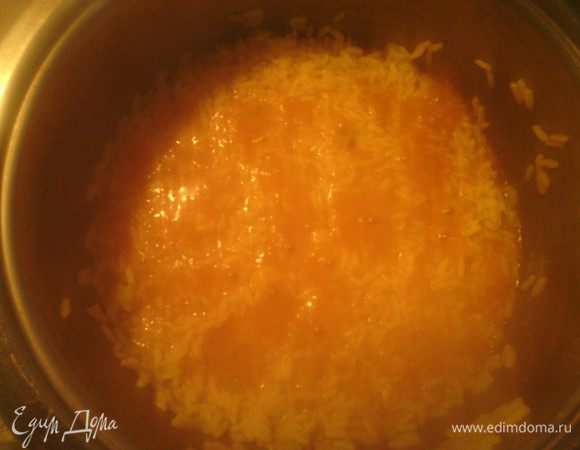 Ставим готовить рис. Пропорции: на 1 стакан риса на 2 стакана воды. Готовить, ориентируясь по сорту вашего риса. У меня готовится за 15 мин. Добавить овощной бульон.