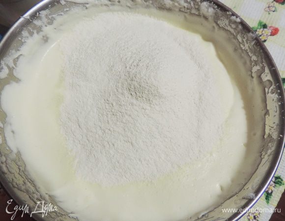 В два приема просеиваем на тесто сухую смесь. Каждый раз аккуратно смешиваем лопаткой движениями сверху-вниз, от краев-к центру.