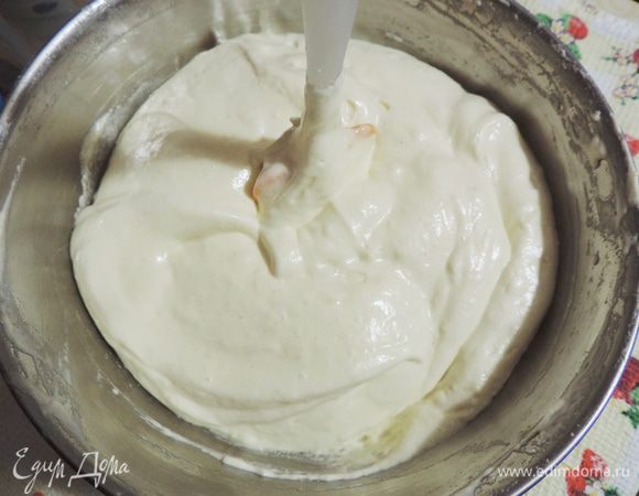 Получаем довольно густое тесто. Лопатка в нем стоит или, в крайнем случае, очень медленно падает.