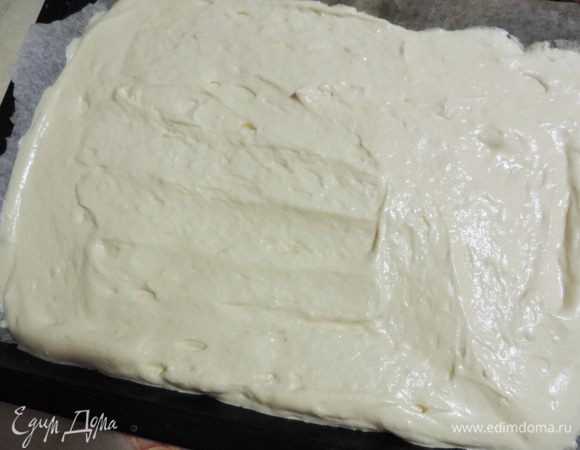 Выкладываем тесто на противень 30*40см, выстеленный бумагой. Аккуратно разравниваем, не переусердствуйте и не "посадите" тесто. Лучше пусть останутся небольшие неровности.