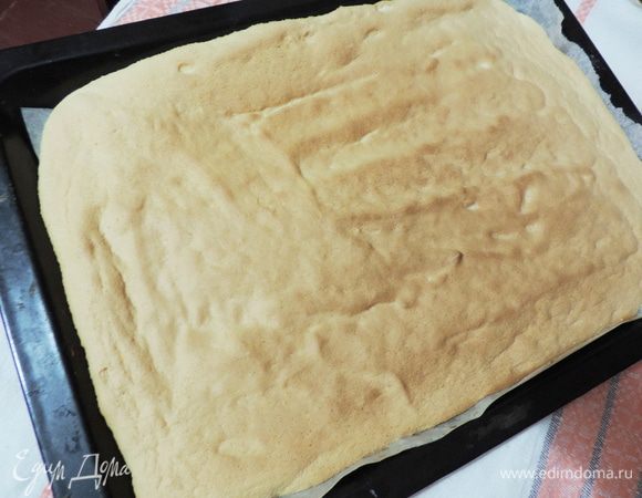 Выпекаем бисквит в разогретой до 200 градусов духовке примерно 12-15 минут до румяного цвета. Не пересушите. Даем бисквиту остыть.