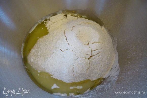 Готовим тесто. Распускаем дрожжи в теплой воде. Добавляем оливковое масло, соль, опару. Просеиваем муку и замешиваем тесто.