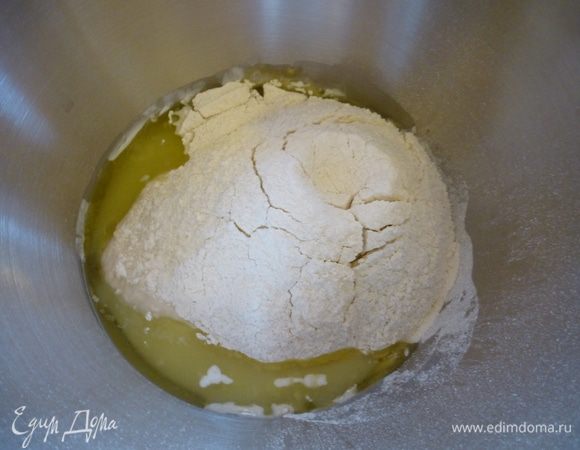 Готовим тесто. Распускаем дрожжи в теплой воде. Добавляем оливковое масло, соль, опару. Просеиваем муку и замешиваем тесто.
