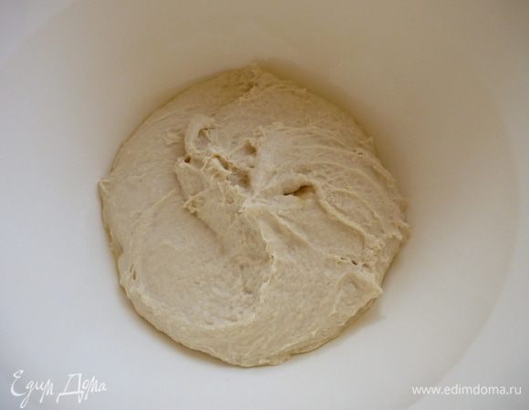 Тесто получится довольно жидкое, но муки больше не добавляйте! Смазываем миску оливковым маслом и перекладываем в нее тесто. Накрываем полотенцем и оставляем еще на 1 час.