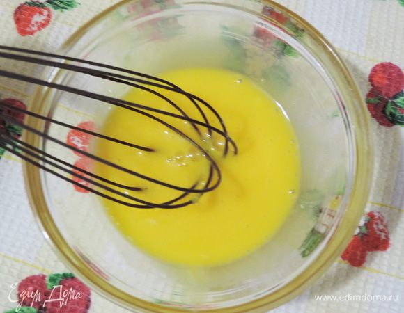 Пока бисквит остывает, займемся кремом. Оставленные три желтка венчиком размешиваем просто до однородности.