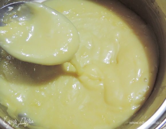 Смешиваем желтки с водой и сгущенкой. Ставим на средний огонь и, постоянно помешивая, доводим массу до кипения и загустения. Горячая масса по консистенции должна быть гуще, чем сгущенка. После остывания она еще немного загустеет.