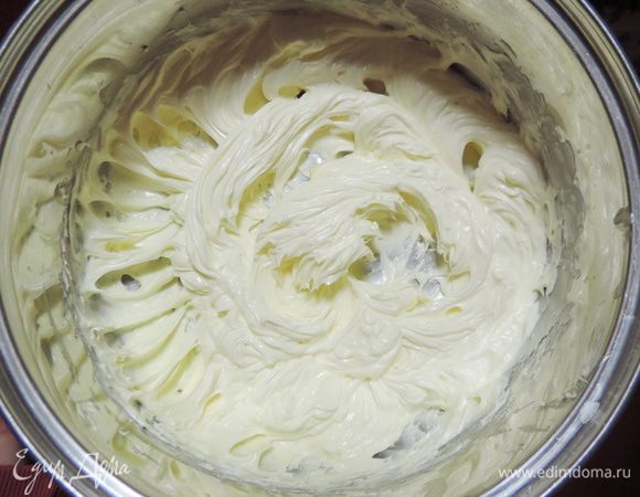 Заранее вынимаем из холодильника масло и даем ему размягчиться при комнатной температуре. Взбиваем размягченное масло до посветления и незначительного увеличения в объеме.