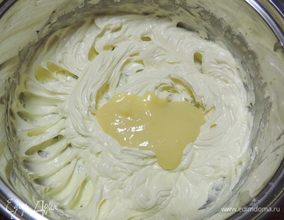 Затем по ложке добавляем остывшую заварную массу и каждый раз взбиваем до полной однородности.