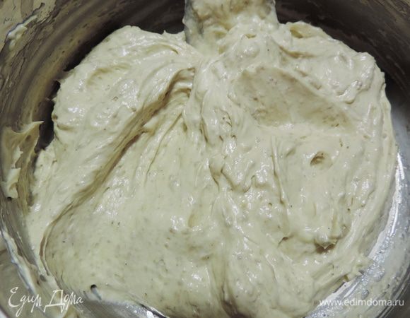 В самом конце добавляем протертую через сито ванильную подсолнечную халву (выбирайте вкусную и качественную, от нее зависит вкус крема) и перешиваем ложкой.
Я забыла сфотографировать саму протертую халву, надеюсь, вы простите мою оплошность.