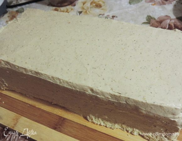 Верх и бока торта обмазываем кремом и выравниваем. Бока можно сильно не выглаживать, их мы спрячем под посыпку.