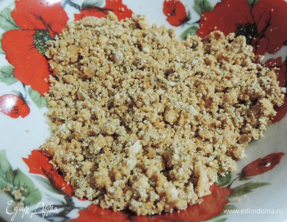 Для посыпки перетираем руками срезанный с бисквита верх и смешиваем с протертой через сито халвой (50г).