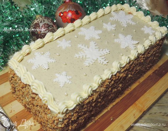 Бока торта обсыпаем полученной крошкой.
Верх торта украшаем по желанию. Я оформила торт бордюром из оставленного крема, съедобными "жемчужинками" и мастичными снежинками. Готовый торт должен постоять в холодильнике перед подачей минимум час, лучше больше.