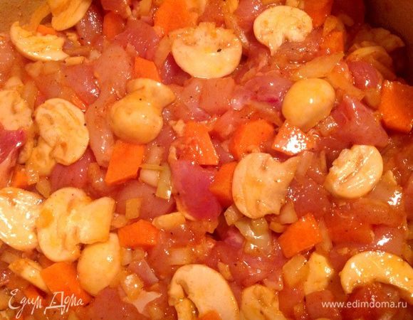 С вечера мариную курицу:
Порезать куриные окорочка на маленькие кусочки, также порезать лук, морковь и маленькие шампиньоны.
Все это сложить в небольшую кастрюльку, добавить туда 3 ст ложки растительного масла + 1 ст лодка паприки, соль по вкусу и базилик 1 чайная ложка. Я, правда, кладу чуть больше - я его очень люблю. В общем, это дело вкуса. Все это хорошо вымешиваю руками, закрываю кастрюльку крышкой и на ночь в холодильник. Кстати, это хорошая заготовка для тех, кому утром надо что-то приготовить существенное, но времени мало.