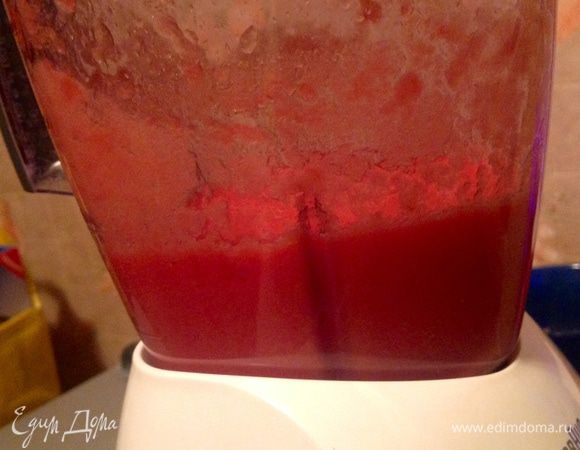 Утром 2 горсти замороженного горошка кладу в теплую воду, пусть пока оттаивает. Тем временем помидоры с собственном соку без кожуры выливаю в блендер и взбиваю как на фото