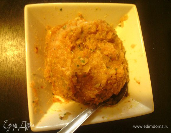 Пропустить все ингредиенты через мясорубку. Добавить специи яйцо и масло. Перемешать.