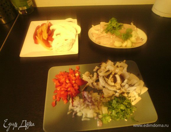 Нарезаем овощи: половину кубиками, половину соломкой.