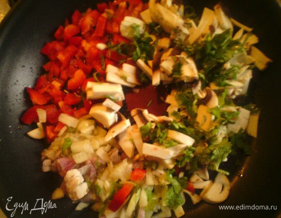 Все обжарить на сковородке до золотистого цвета.