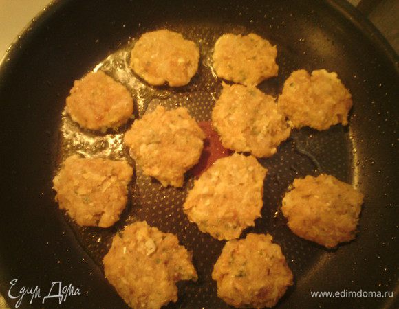 Сделать котлетки. Жарить на среднем огне с накрытой крышкой, чтобы не сохли. 