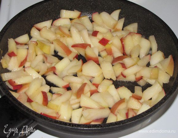 Приготовим начинку. Нарезать яблоки на кусочки. В сковороде растопить сливочное масло, тушить яблоки 5 минут.