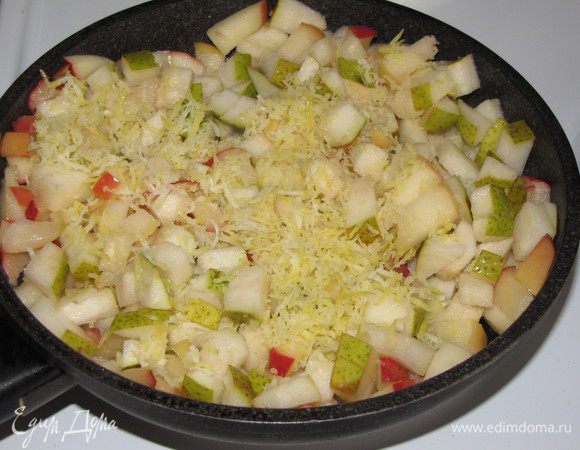 Добавить нарезанную на кусочки грушу, сахарную пудру и лимонную цедру.  Тушить 10 минут помешивая, пока фрукты не станут мягкими.