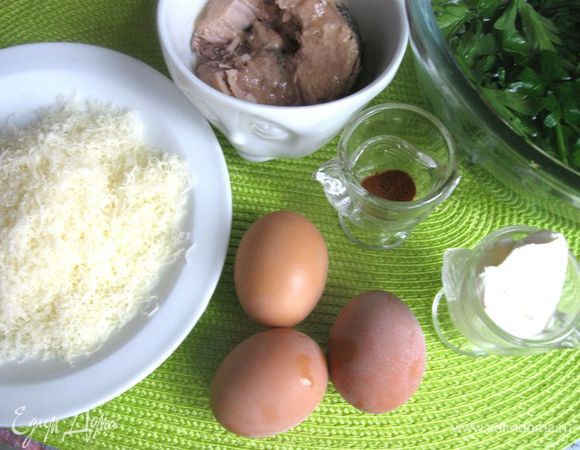 Приготовить все необходимое. У меня здесь тунец консервированный в собственном соку. Отварить яйца.
