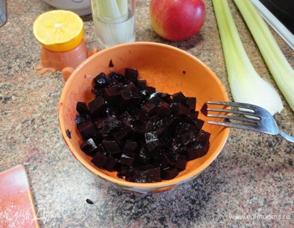 Свеклу отварить, нарезать кубиками и сбрызнуть маслом.