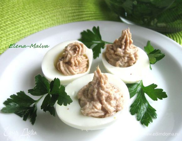 Выложить  крем в кондитерский  шприц  и заполнить им  белки.  Подавать, украсив зеленью.
Приятного аппетита!
