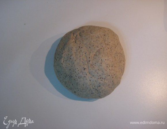 Приготовить тесто: в теплой воде развести дрожжи с сахаром, оставить на 7 минут. Добавить муку, соль, оливковое масло и замесить тесто. Тесто необходимо хорошо вымесить. Выложить тесто в глубокую чашу, смазанную оливковым маслом , накрыть пищевой пленкой и оставить подниматься на 1,5-2 часа. 