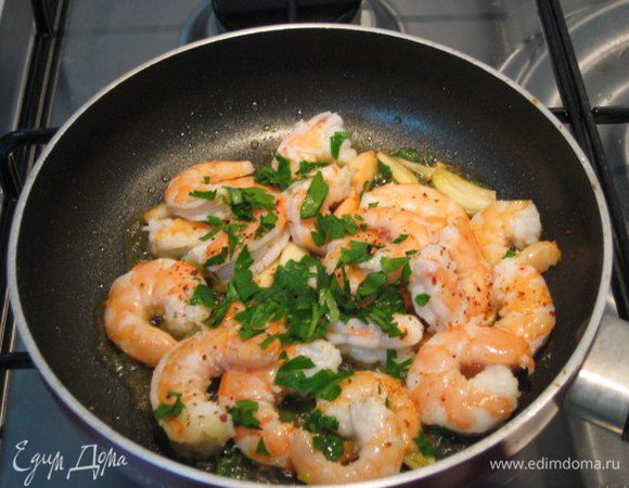Креветки почистить, помыть, обсушить бумажными полотенцами. Чеснок почистить, крупно порубить. В сотейнике разогреть 2 ст.л. оливкового масла, на сильном огне быстро обжарить креветки с чесноком, посыпать петрушкой и смело красным острым перцем, посолить, чеснок выбросить. Вот здесь самое сложное... как бы не съесть креветки на этой стадии приготовления :)