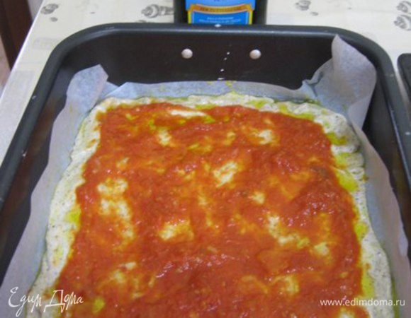 Духовку разогреть до 220 градусов.
Тесто обмять. Две формы выложить бумагой для выпечки, смазать оливковым маслом, присыпать кукурузной мукой. Руками сформировать две лепешки, смазать томатным соусом, посолить, сбрызнуть оливковым маслом, накрыть пищевой пленкой и оставить на растойку на 10 минут.