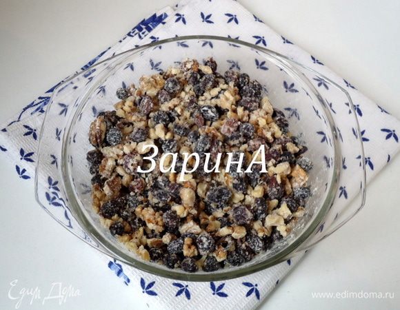 В другой миске смешать заранее размоченный изюм и не мелко порубленный орех. Добавить крахмал и перемешать.